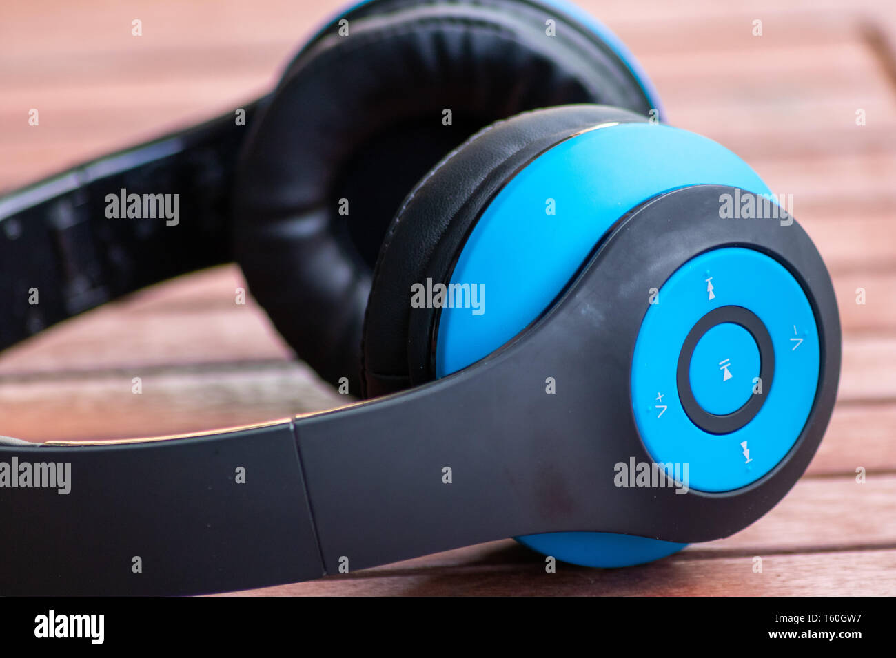 Über kabellose Kopfhörer/In-Ear-Kopfhörer mit Bedienelementen auf der einen Seite und Noise Cancelling für ungestörten Musikgenuss Stockfoto