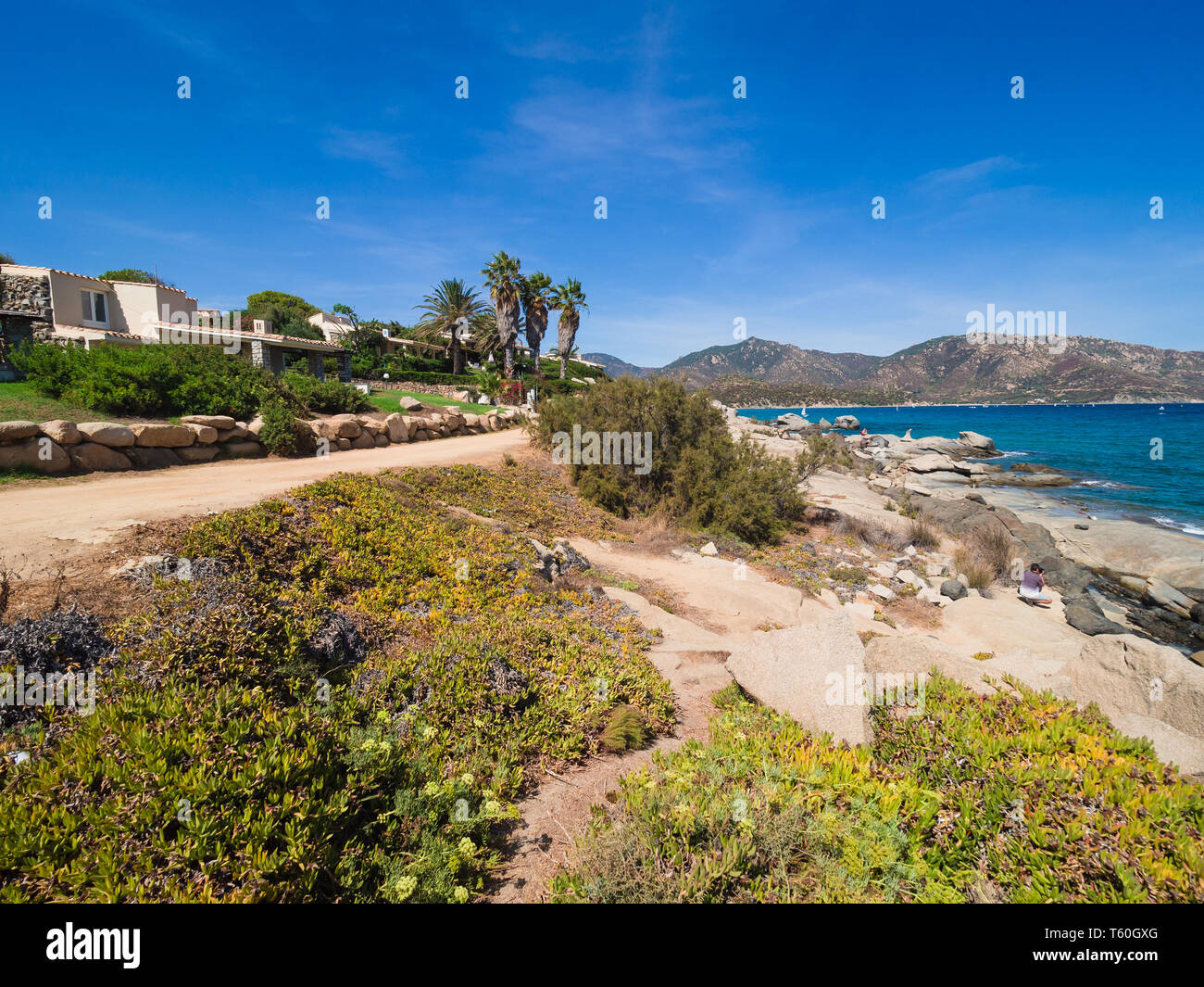 Typisch sardischen Landschaft mit einem Fußgängerweg zwischen den Felsen entlang des Meeres. Stockfoto