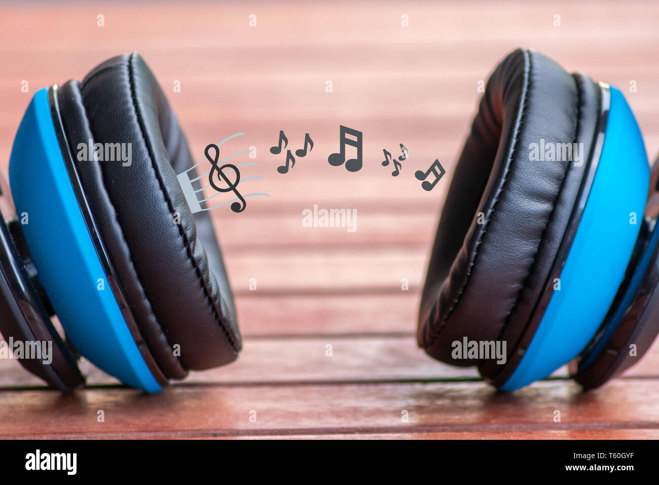 Über kabellose Kopfhörer/In-Ear-Kopfhörer mit Bedienelementen auf der einen Seite und Noise Cancelling für ungestörten Musikgenuss Stockfoto