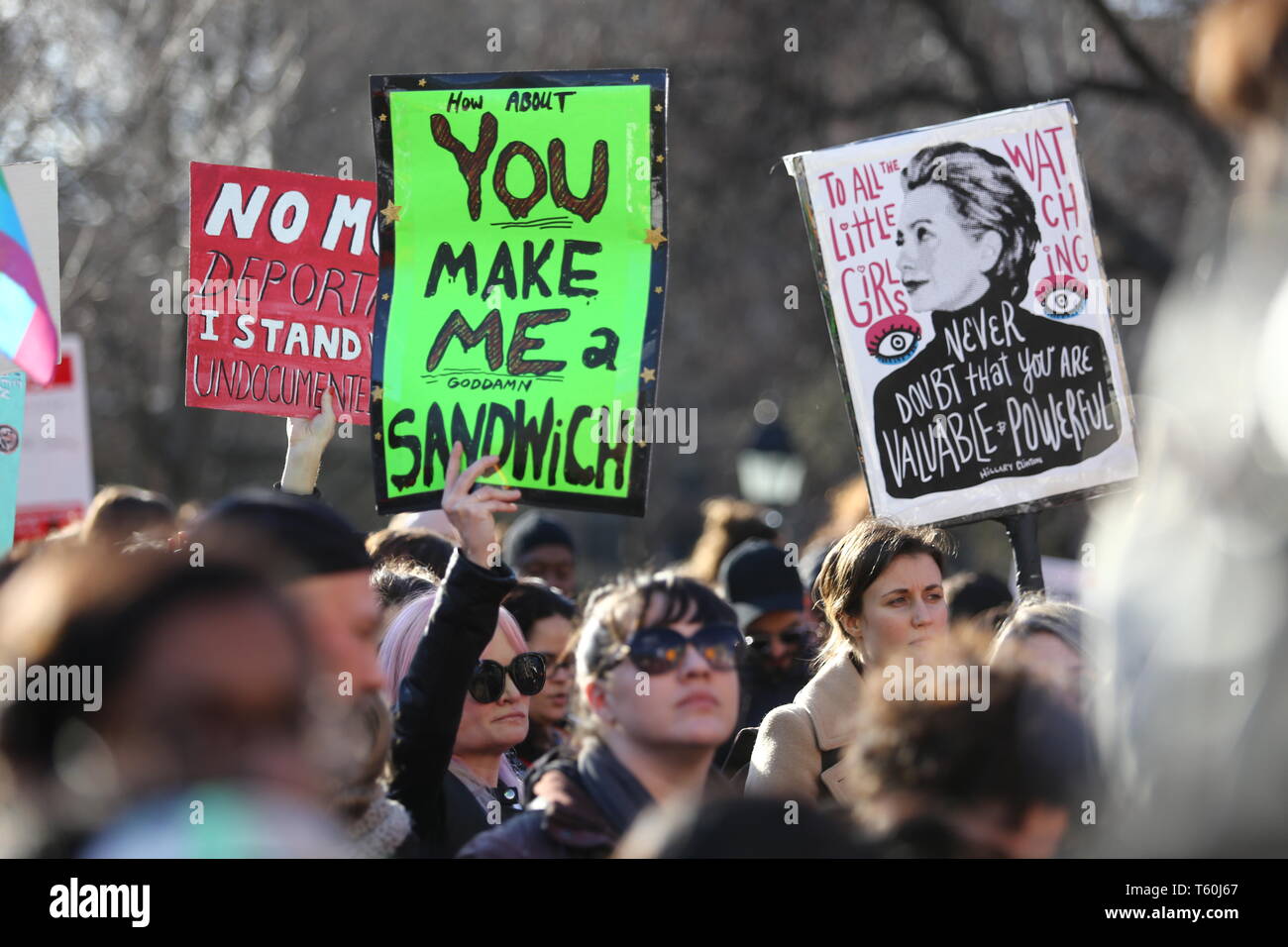 New York City, NY - 10. März 2017: Nicht identifizierte Personen mit Schriften für die Frau die Gleichstellung in den Frauentag im Washington Square Park in Manhattan, NY Stockfoto