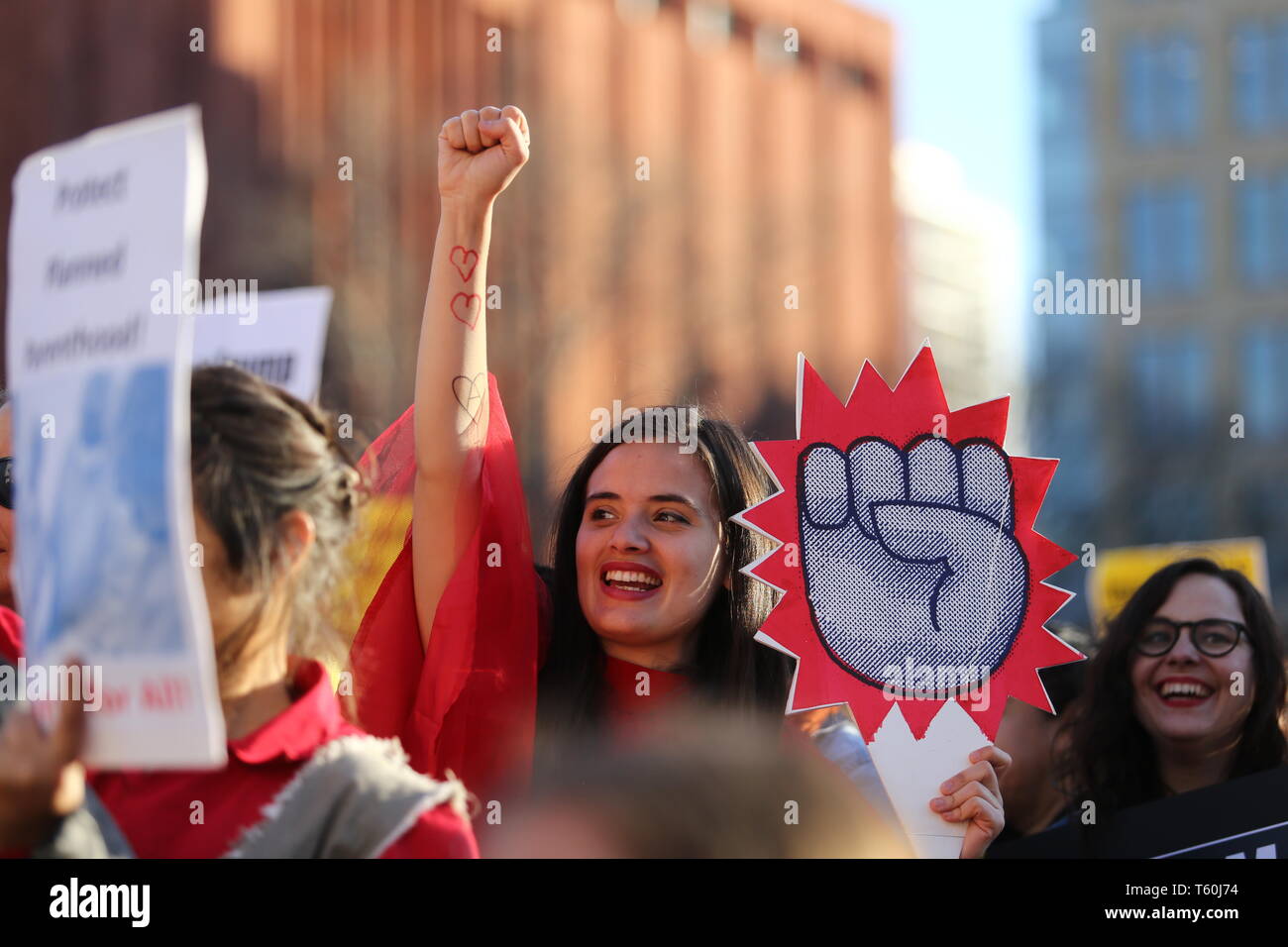 New York City, NY - 10. März 2017: Nicht identifizierte Personen mit Schriften für die Frau die Gleichstellung in den Frauentag im Washington Square Park in Manhattan, NY Stockfoto