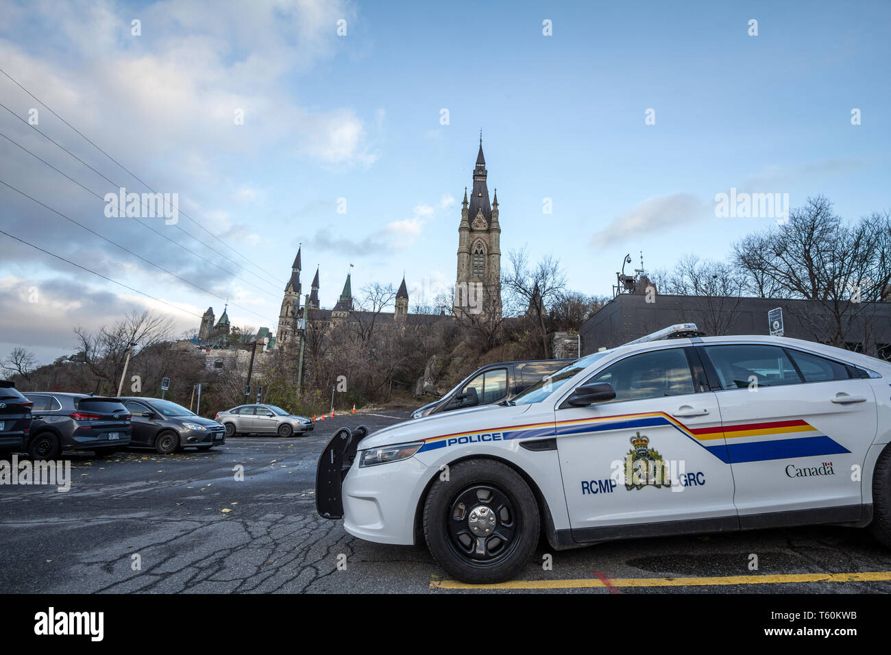 MONTREAL, KANADA - 10. NOVEMBER 2018: RCMP GRC Polizei Auto stehend vor dem Kanadischen Parlament Gebäude. Die Royal Canadian Mounted Police ist Stockfoto