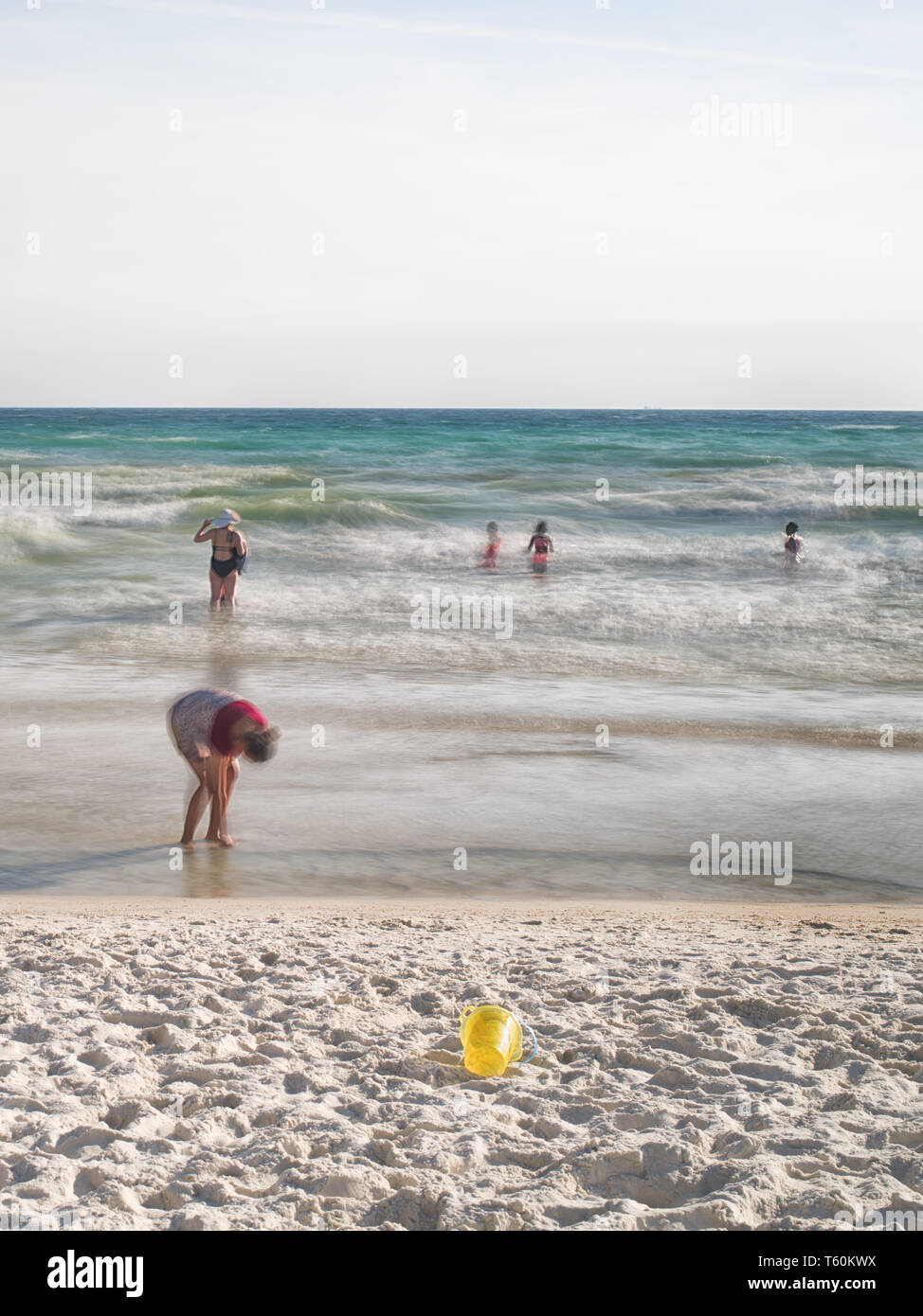 Verschwommene Bewegung von Menschen und Wellen an den Strand. Stockfoto