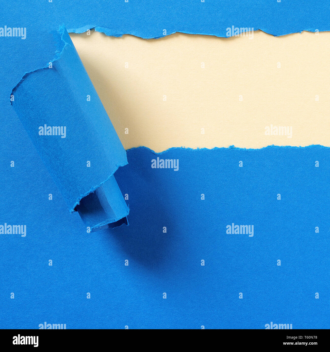 Zerrissen blaue Streifen Papier gelber Hintergrund Rahmen Stockfoto