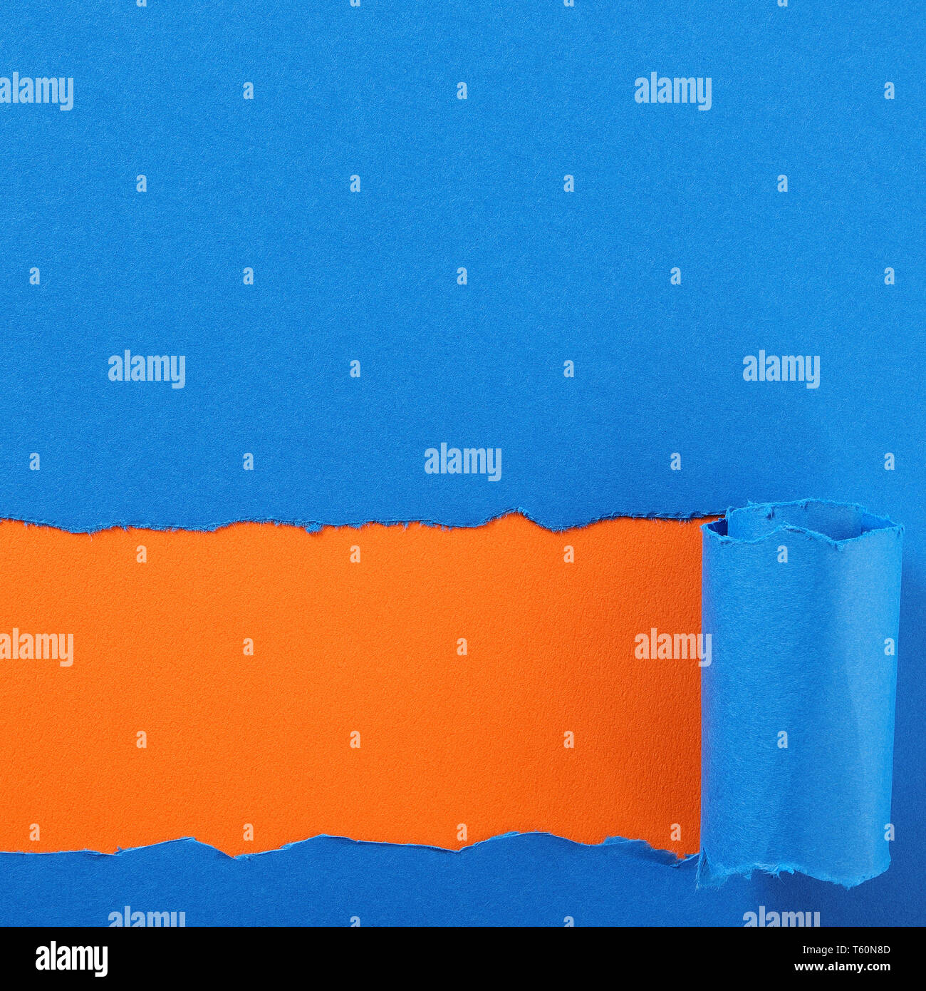 Zerrissen blaue Streifen Papier orange Hintergrund Stockfoto