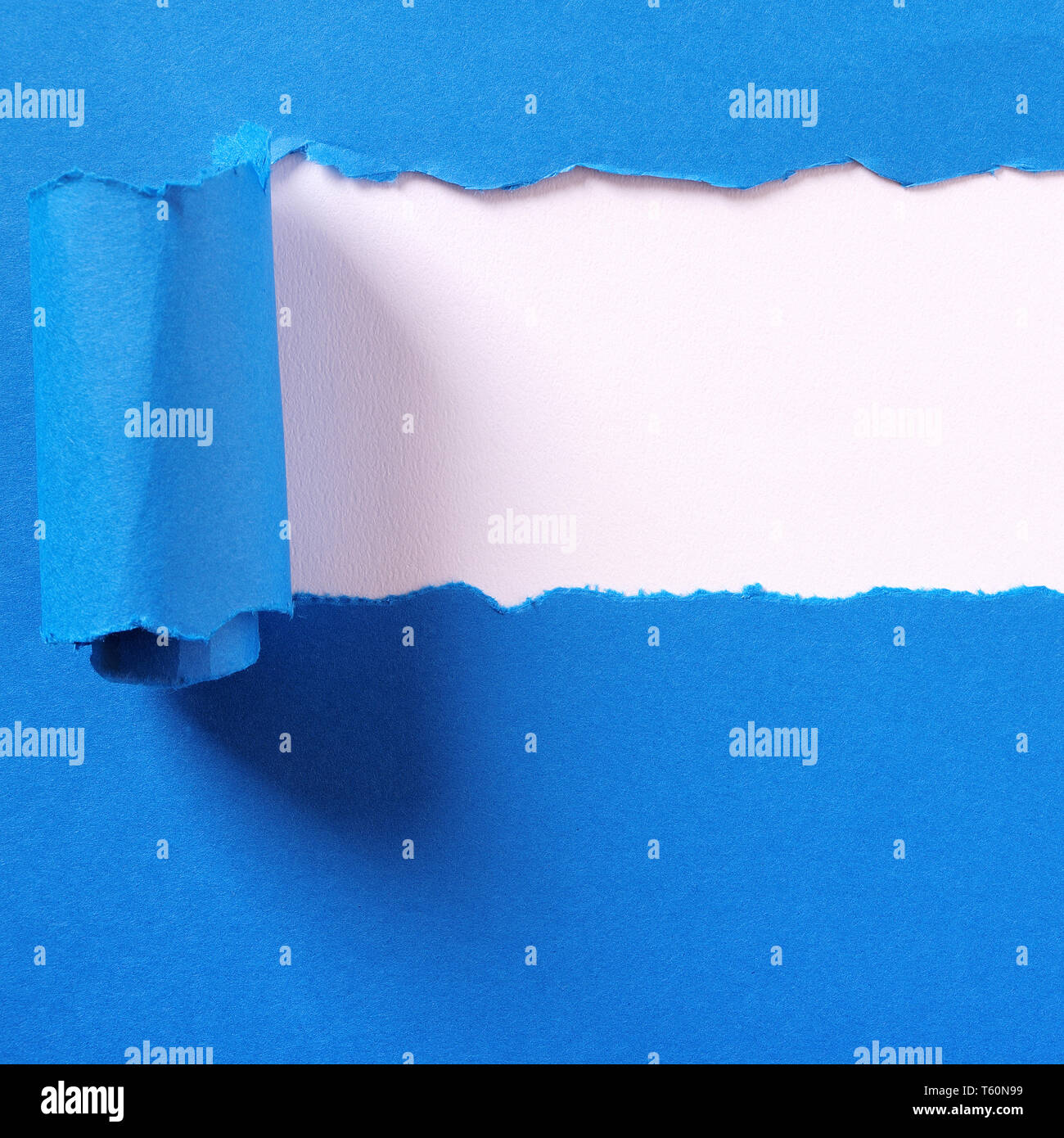 Zerrissen blaue Streifen Papier Schlagzeile weißen Hintergrund Rahmen Stockfoto