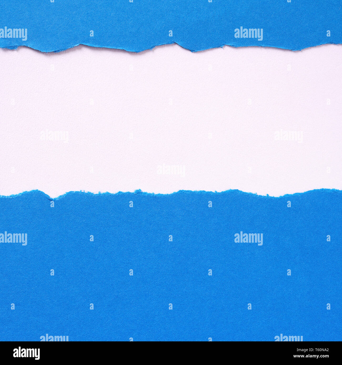 Zerrissen blaue Streifen Papier unordentlich Rand Grenze Rahmen senkrecht Stockfoto