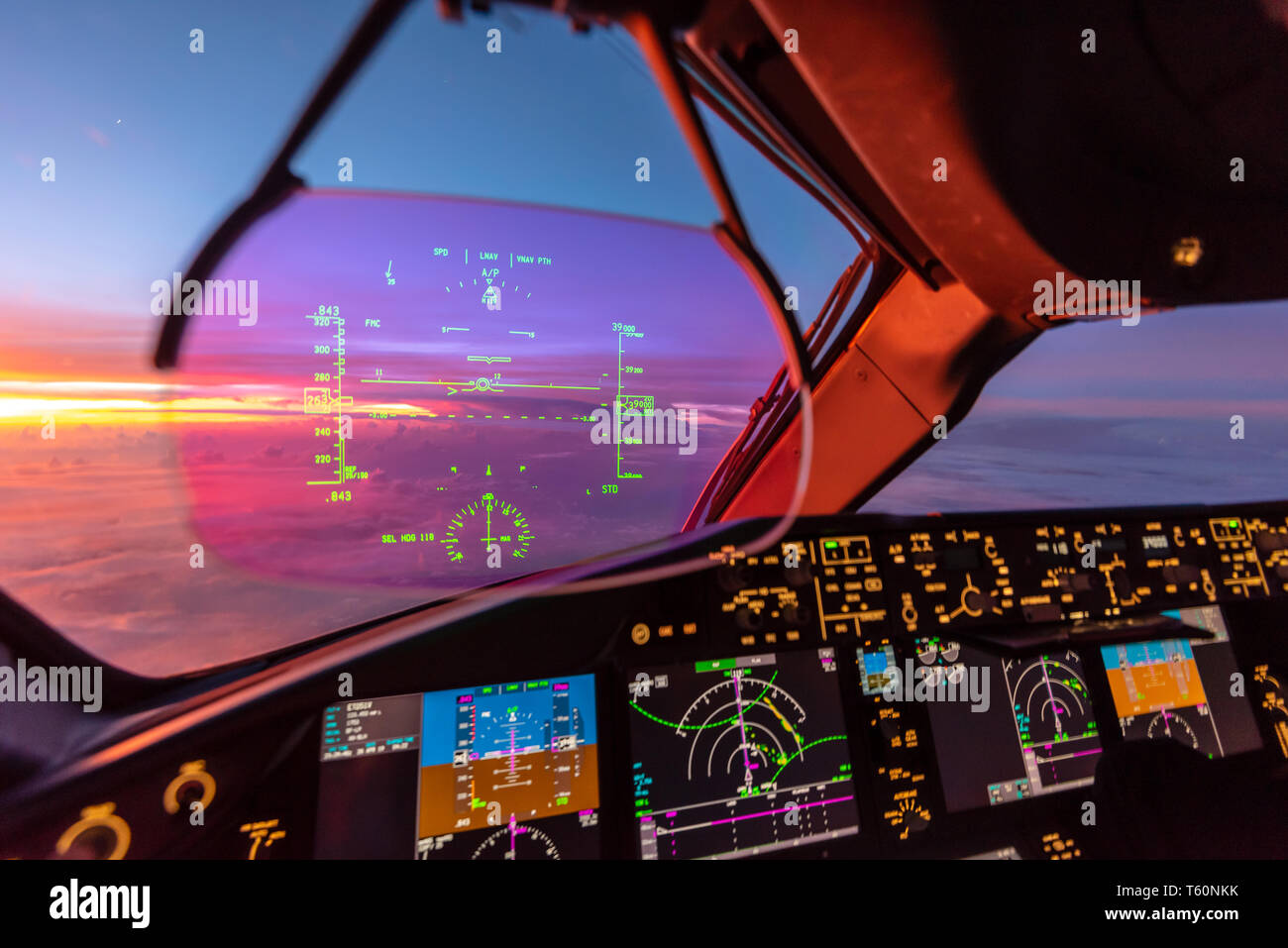 Moderne Verkehrsflugzeuge Cockpit mit Heads Up Display bei Sonnenaufgang Stockfoto