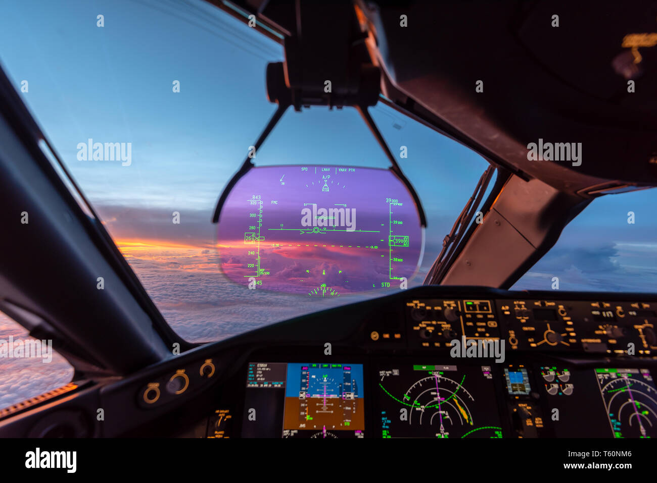Moderne Verkehrsflugzeuge Cockpit mit Heads Up Display bei Sonnenaufgang Stockfoto