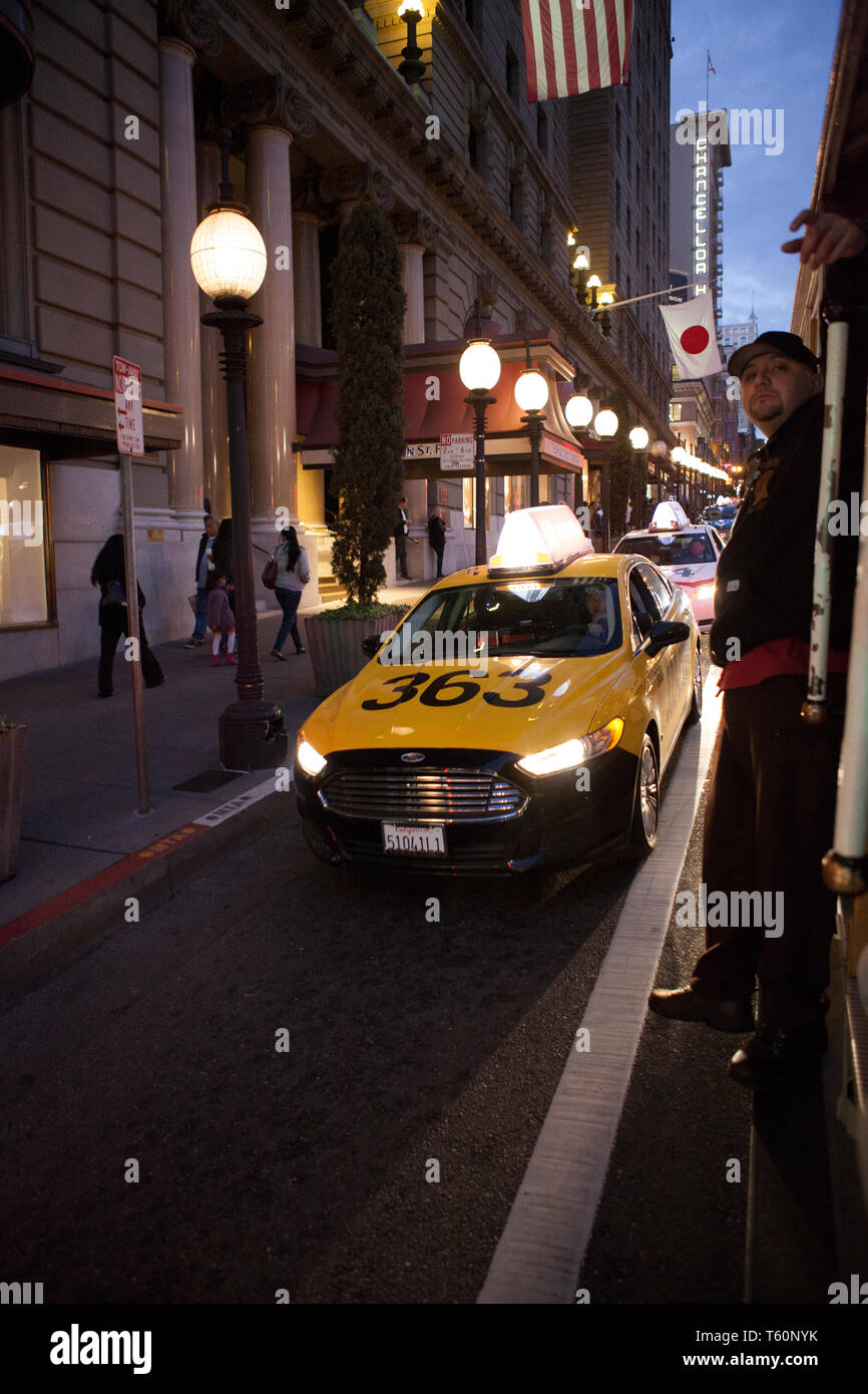 Powell Street bei Nacht, Taxis und Seilbahnen. Stockfoto