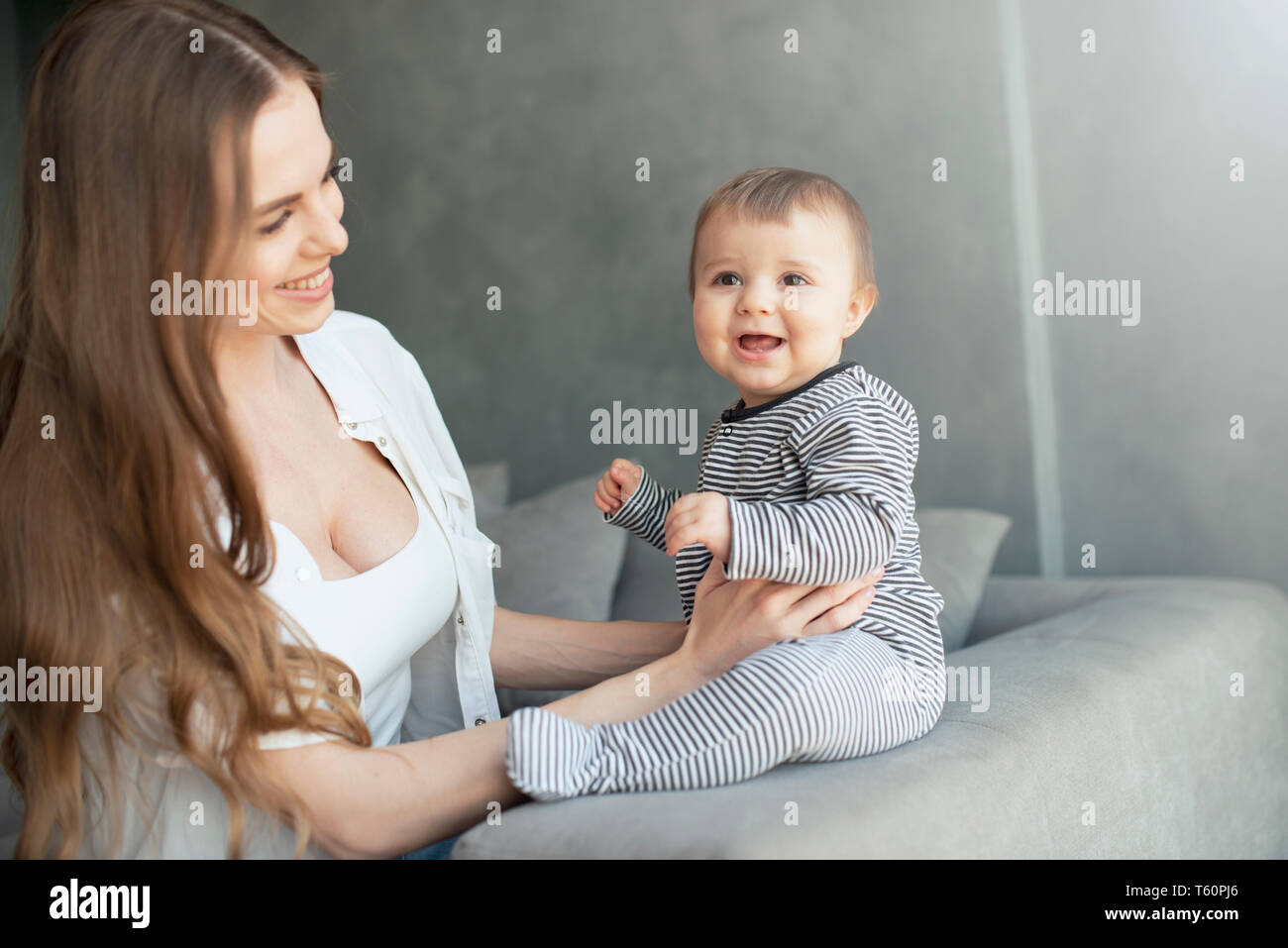 Kleines Kind lächelnd und mit Mama glücklich Stockfoto
