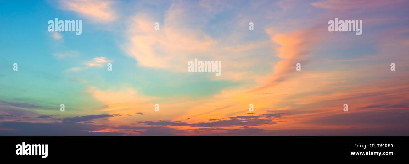 Panoramablick auf die schöne bunte goldene Stunde Dämmerung Himmel. Schöne Wolken und Himmel Natur Hintergrund in Magic Hour. Erstaunlich bunte Himmel und dramatische Sonnen Stockfoto