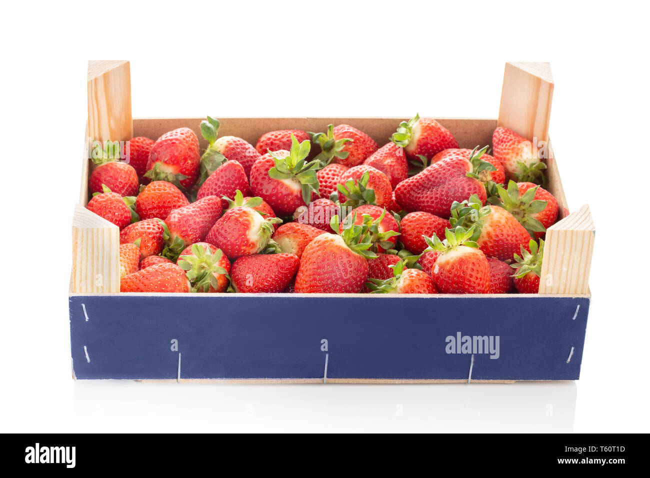 Frische Erdbeeren in Holzkiste auf weißem Hintergrund. Mock up Stockfoto