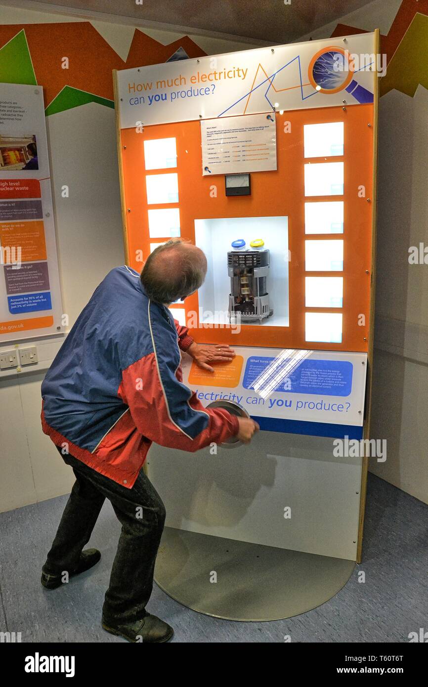 Man testen, wie viel Strom er produzieren kann. Besucherzentrum, innerhalb des EEF Kernkraftwerk in Sizewell, Suffolk, Großbritannien. Kernkraftwerk Stockfoto