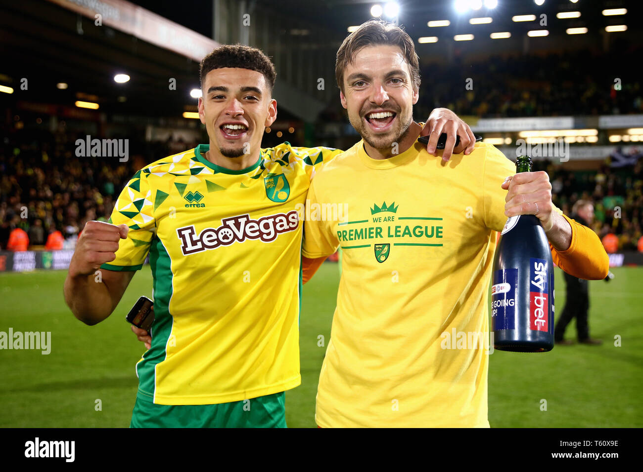 Ben Godfrey und Tim Krul von Norwich City feiert nach der Premier ...