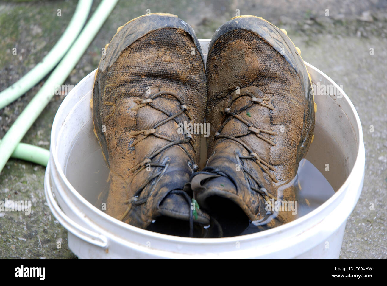 Schuhe der ultramarathonläufer Giuseppe De Rosa am Ende der letzten Enterprise in einen Eimer voll Wasser der Schlamm aus dem Vietnam zu entfernen beendet Stockfoto