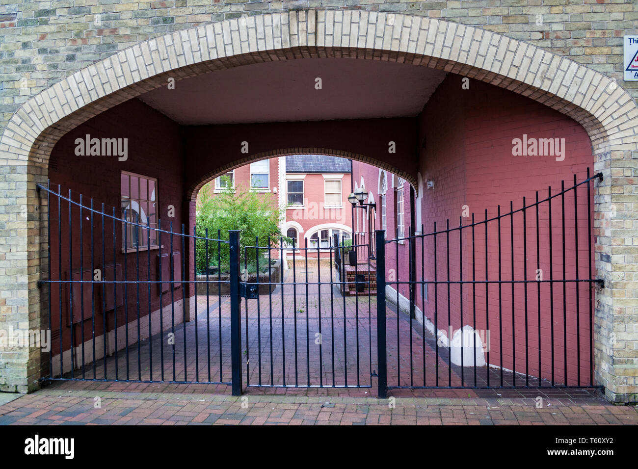 Gated Torbogen Eingang private Immobilien Wohnungen Stockfoto