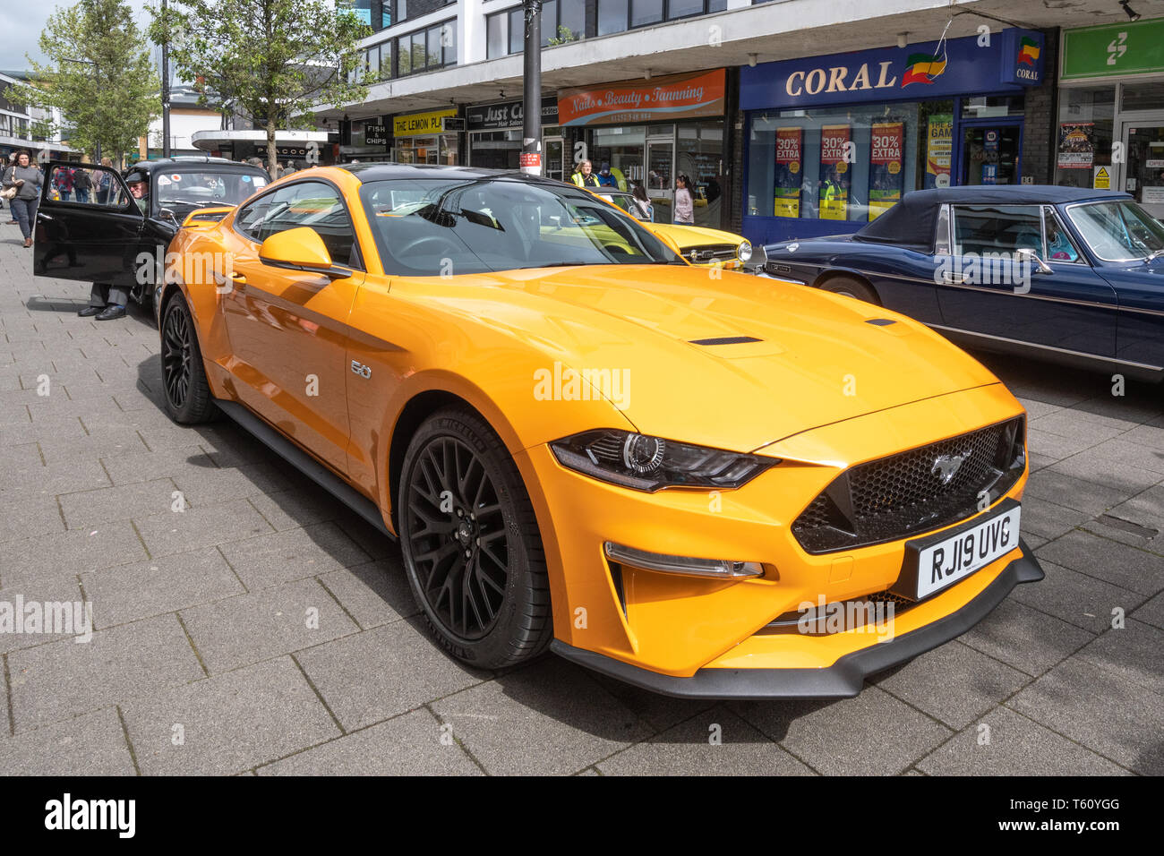 Orange 2019 Ford Mustang Sport Auto an einem Classic Motor Fahrzeug zeigen in Großbritannien Stockfoto