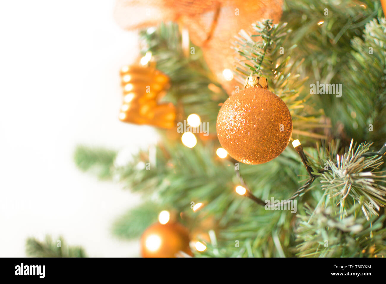 Detail der modernen Weihnachtsbaum mit bronze Farbe Ornamenten verziert - auf weißem Hintergrund auf der rechten Seite isoliert Stockfoto