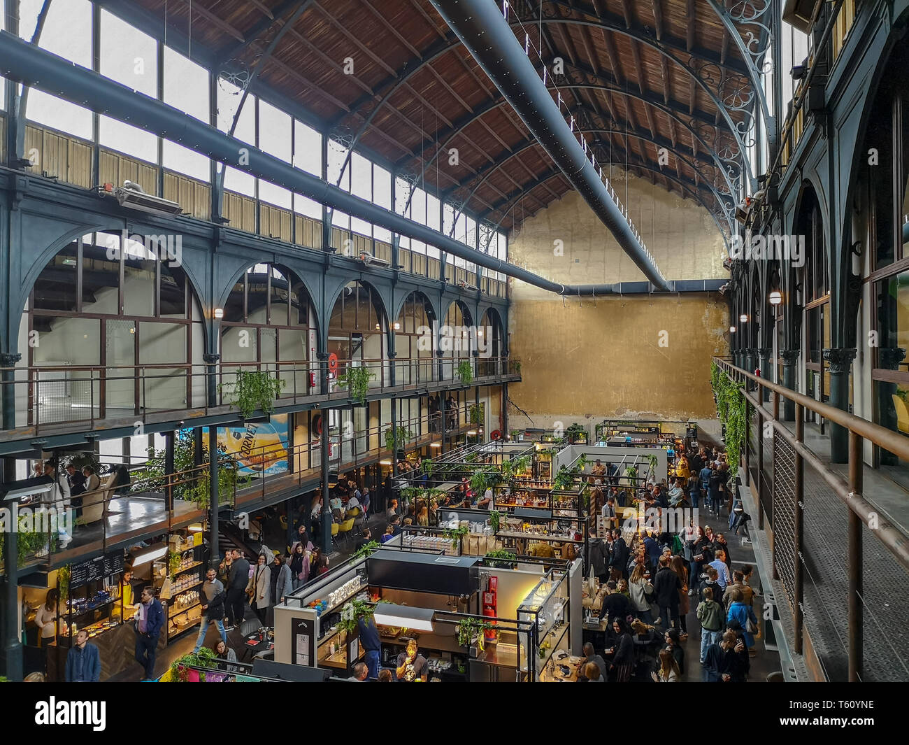 April 2019 - Mechelen, Belgien: Das kürzlich eröffnete Smaakmarkt food Markt in der alten Vleeshalle im Zentrum von Mechelen Stockfoto