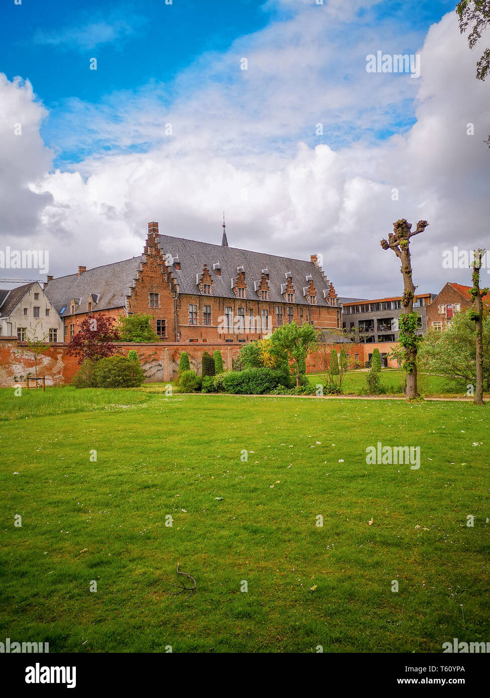 April 2019 - Mechelen, Belgien: Das kürzlich eröffnete Garten des erzbischöflichen Palast im Zentrum der Stadt, neben dem Royal Hersteller De Wit Stockfoto