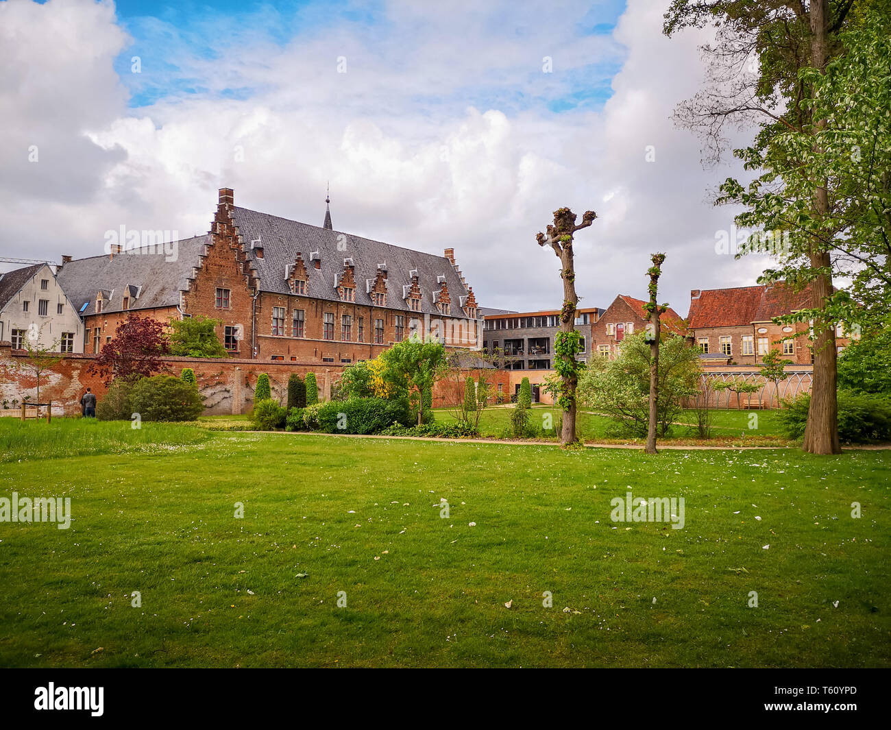 April 2019 - Mechelen, Belgien: Das kürzlich eröffnete Garten des erzbischöflichen Palast im Zentrum der Stadt, neben dem Royal Hersteller De Wit Stockfoto