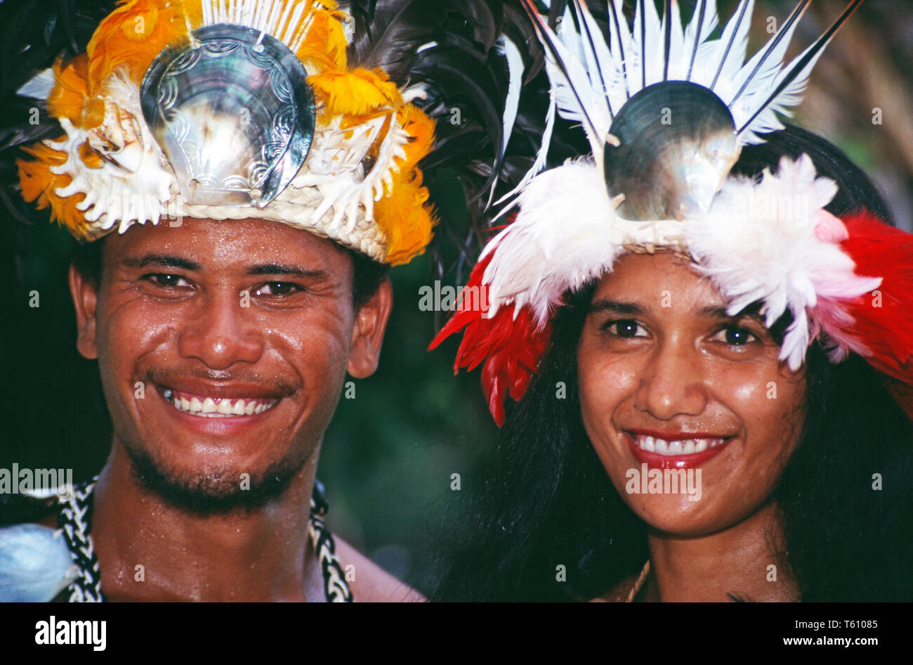 Französisch Polynesien. Gesellschaft Inseln. Tahiti. Outdoor Portrait von Tahitian der Mann und die Frau in der traditionellen Hochzeit Kostüm. Stockfoto
