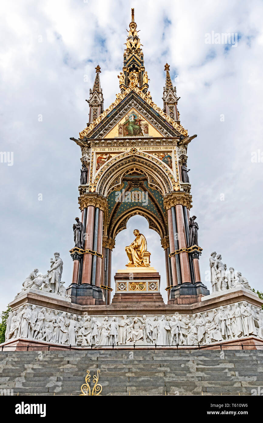 Albert Memorial, Kensington Gardens,, gegenüber der Royal Albert Hall (London, England) Stockfoto
