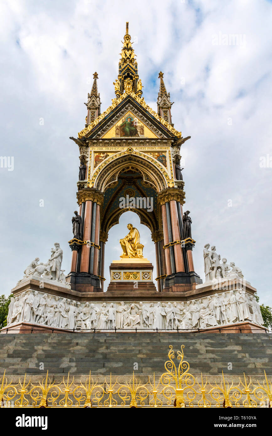 Albert Memorial, Kensington Gardens,, gegenüber der Royal Albert Hall (London, England) Stockfoto