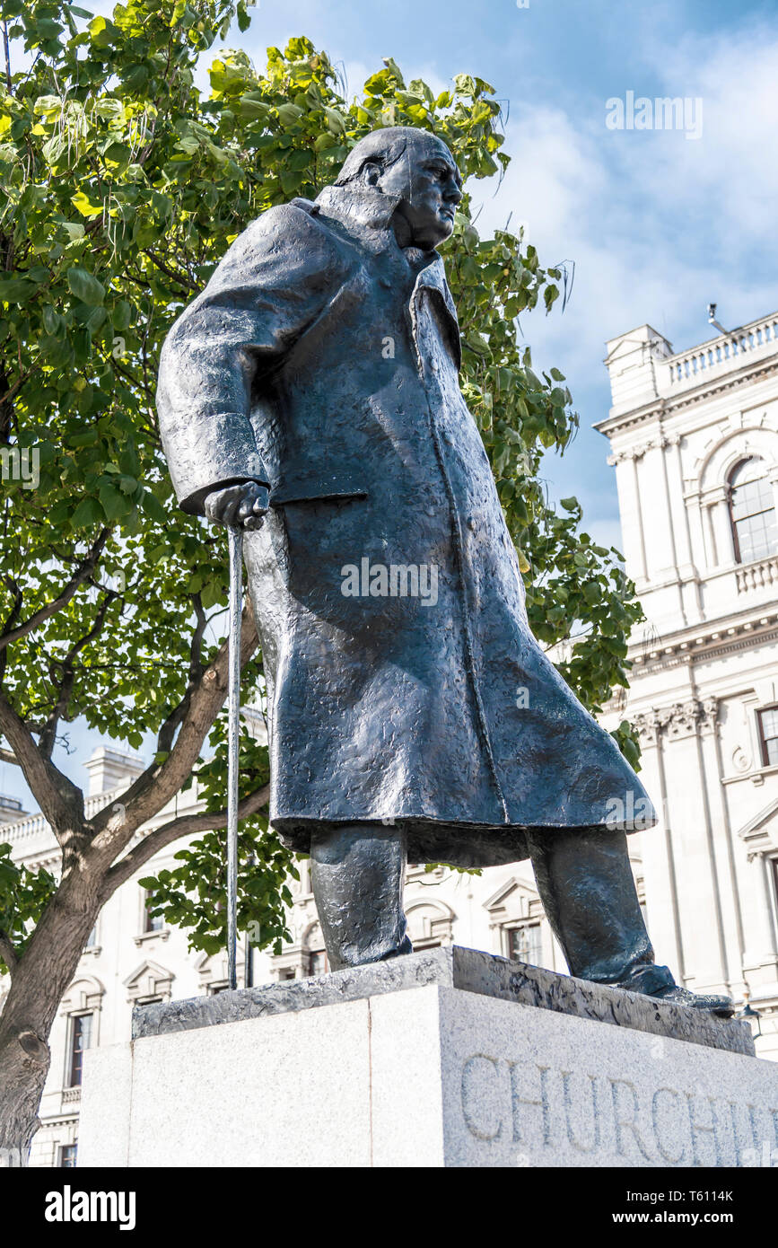 Denkmal von Winston Churchill gegenüber dem Parlament, Westminster, London, England Stockfoto