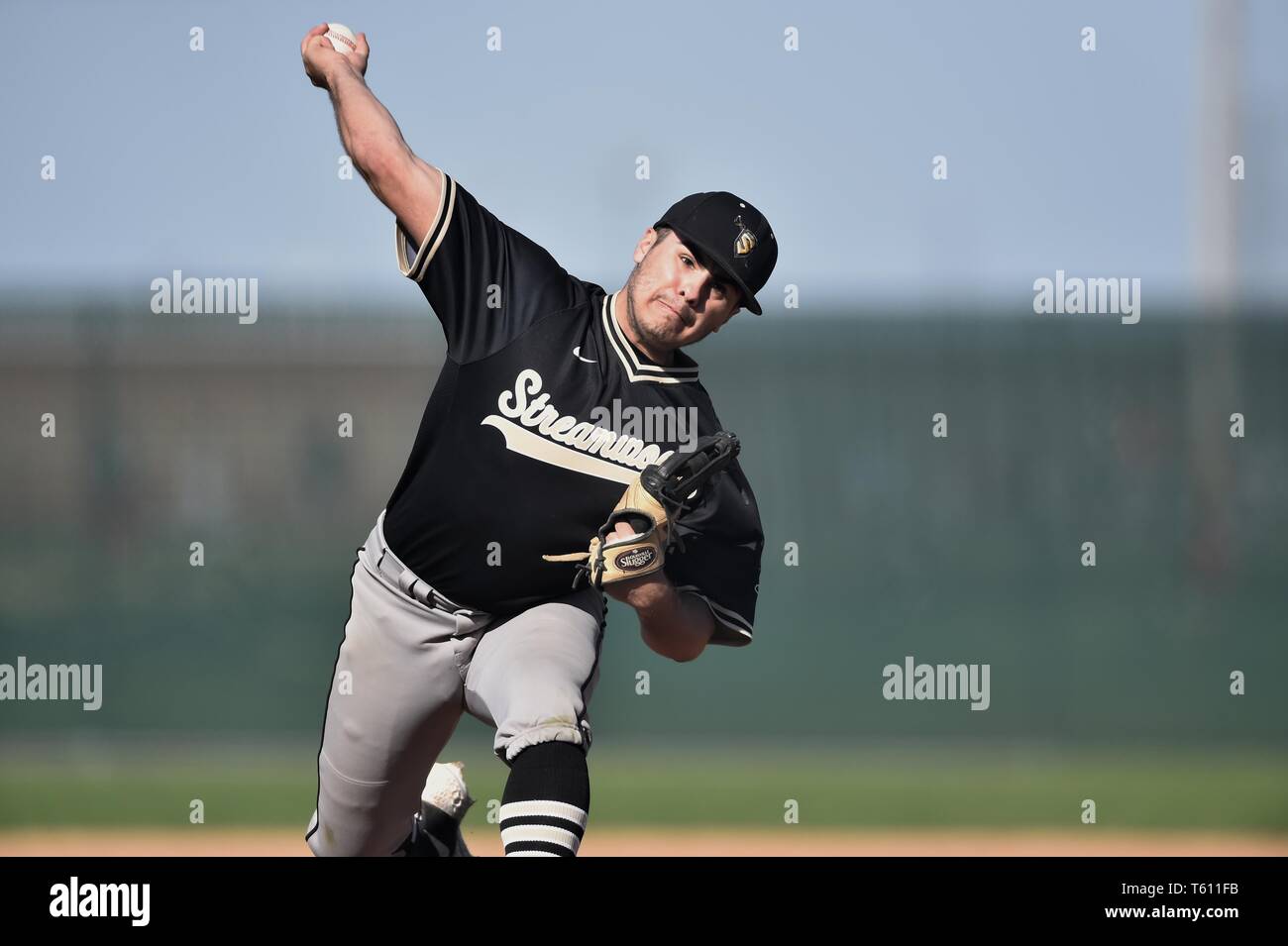 Krug eine Tonhöhe zu einem wartenden gegnerische hitter. USA. Stockfoto