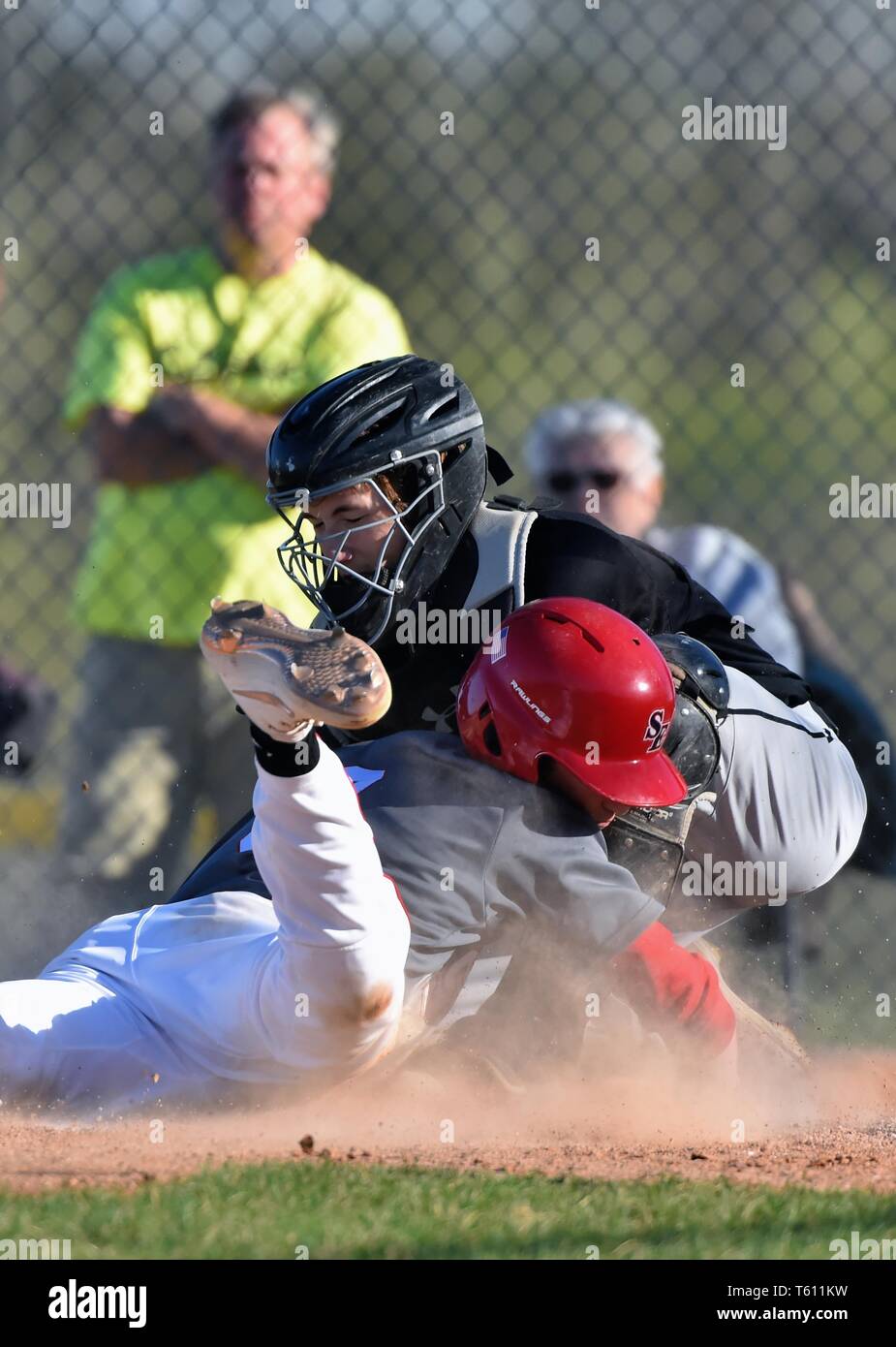 Base Runner out von der gegnerischen Catcher markiert beim Ergebnis über einen Kopf zuerst schieben. USA Stockfoto