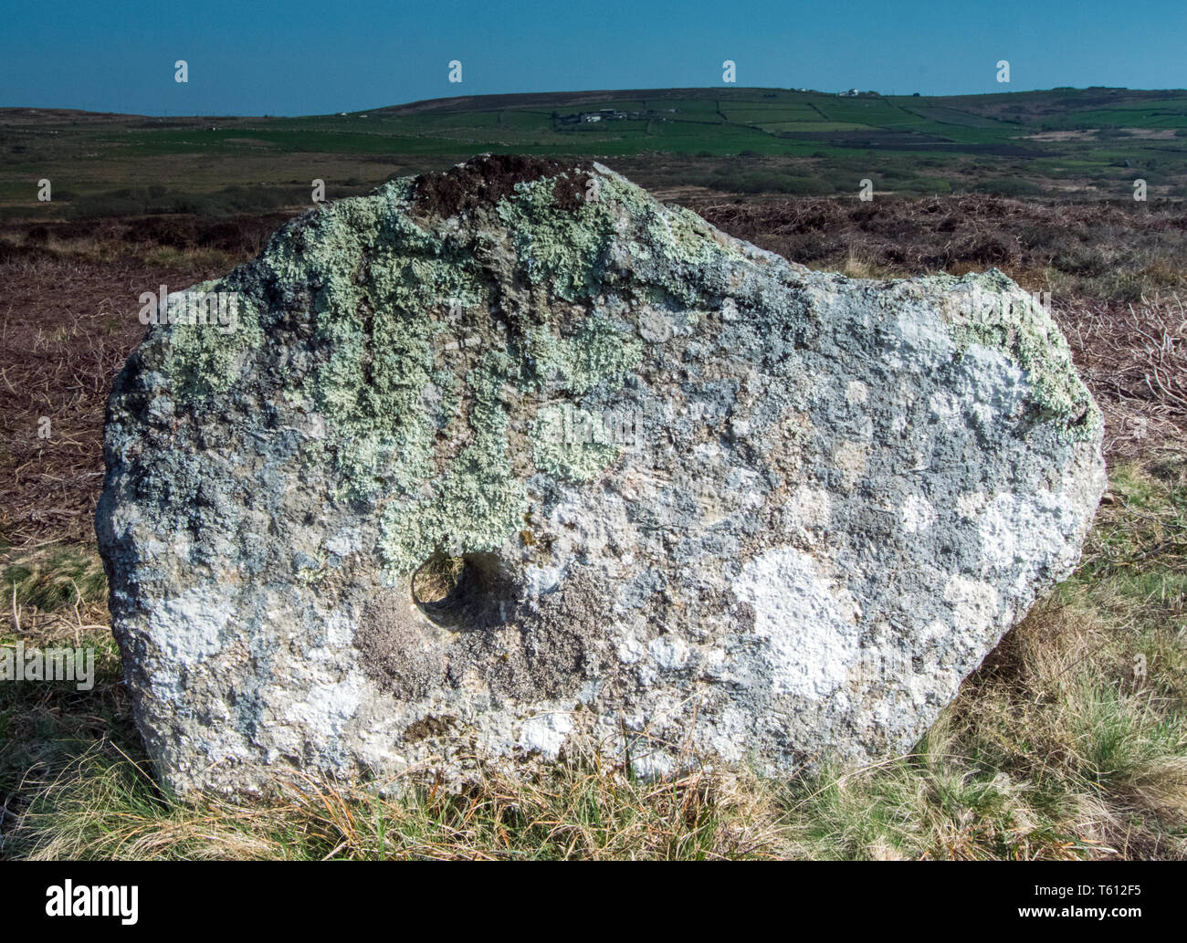 Durchlöcherte Stein, antiken Stätte, Truthwall gemeinsamen, in der Nähe von Tregeseal Steinkreis, St Just, Cornwall, Großbritannien Stockfoto