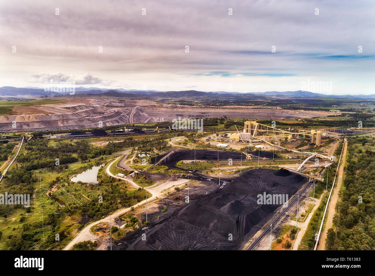 Riesigen offenen Schnitt Black Coal Mine in Hunter Valley ländlichen Region von Australien Aushub fossilen Brennstoffen für die electrisity Power Station in erhöhten Luftaufnahme Stockfoto