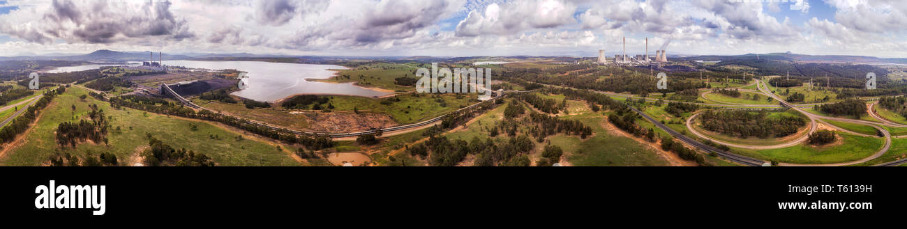 Zwei riesige schwarze Kohlekraftwerken um Liddell See im Steinkohlenbergbau Hunter Valley Region NSW, Australien. Breite Antenne panorama zwischen zwei Power pl Stockfoto