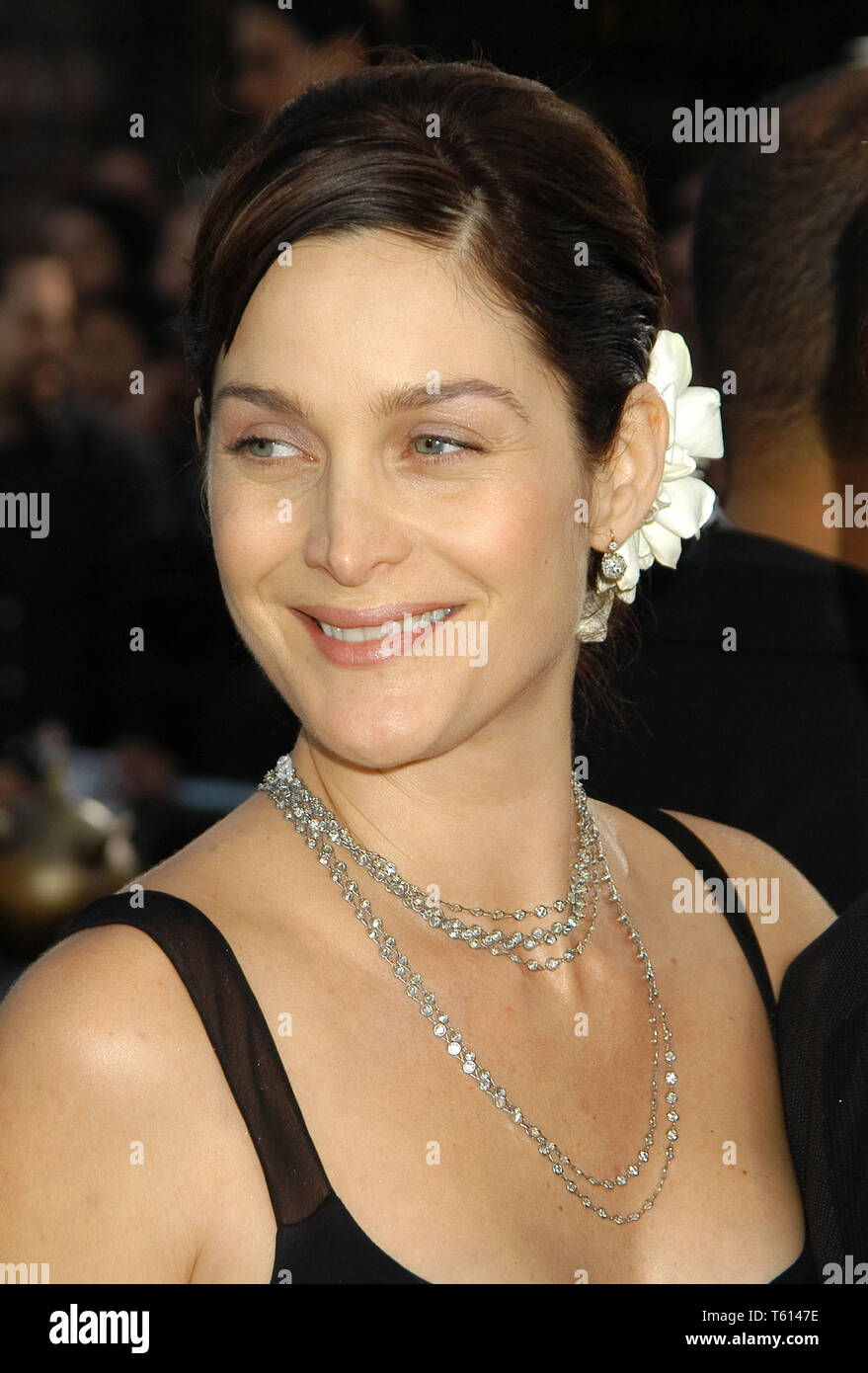 Carrie-Anne Moss auf der Los Angeles Premiere von Warner Bros. "Matrix Reloaded", gehalten an der Mann Dorf Theater in Westwood, CA. Die Veranstaltung fand am Mittwoch, den 7. Mai 2003. Foto von: SBM/PictureLux Datei Referenz # 33790 1940 SBMPLX Stockfoto