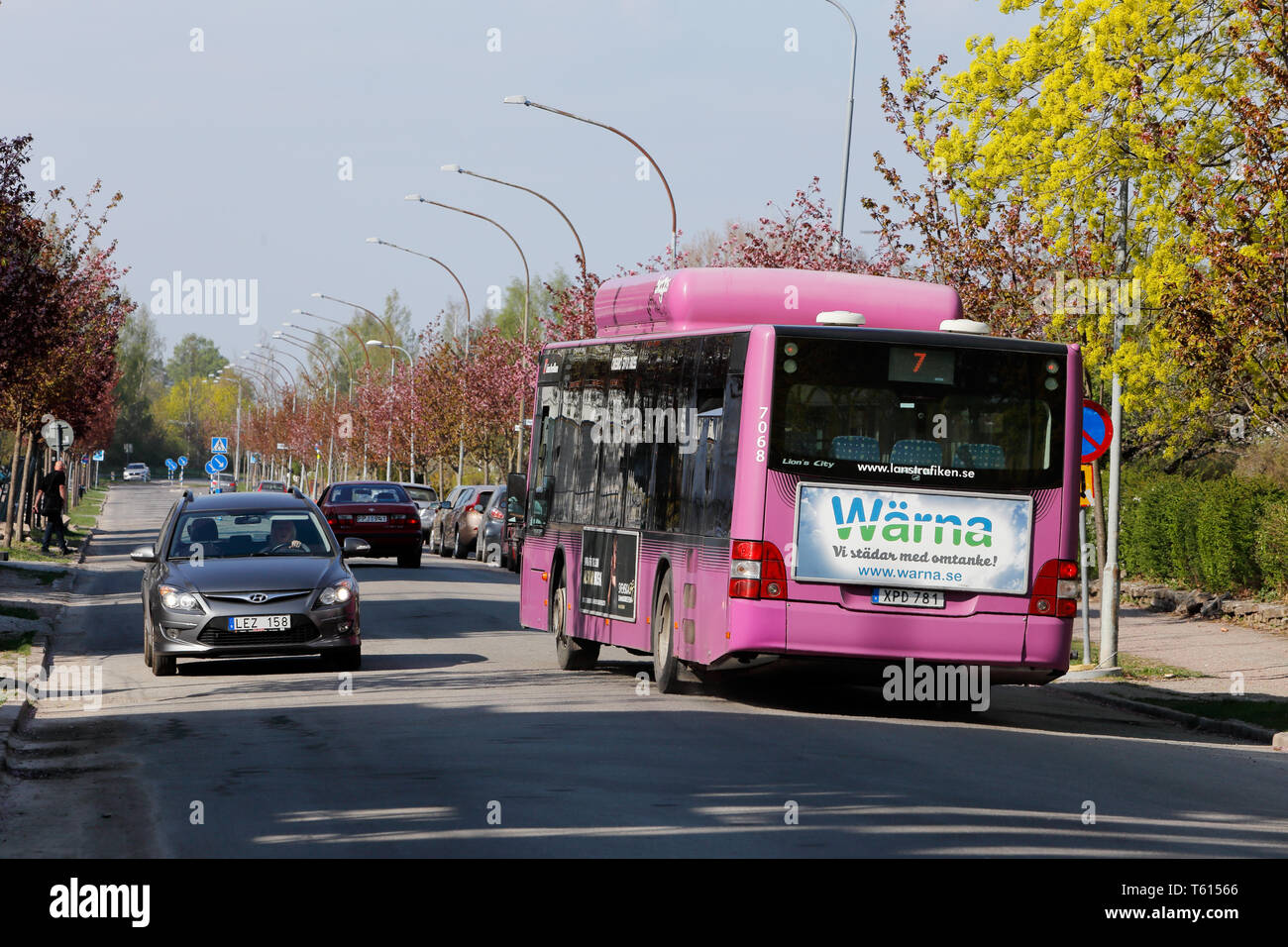 Orebro, Schweden - 26 April 2019: Rückansicht eines violett gefärbt City Bus in Dienst auf der Linie 7 und Richtung Norden auf dem Langbrogatan Straße. Stockfoto