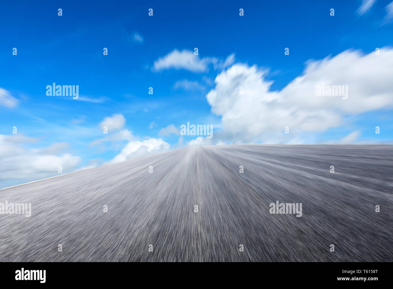 Bewegung verwischt Asphaltstraße Boden und Himmel Wolken Szene Stockfoto