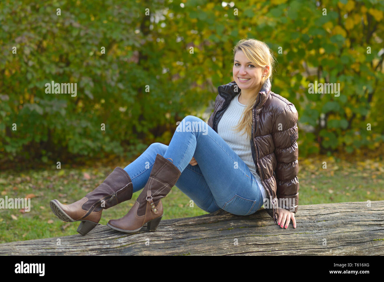 Frau in engen jeans stiefel -Fotos und -Bildmaterial in hoher Auflösung –  Alamy