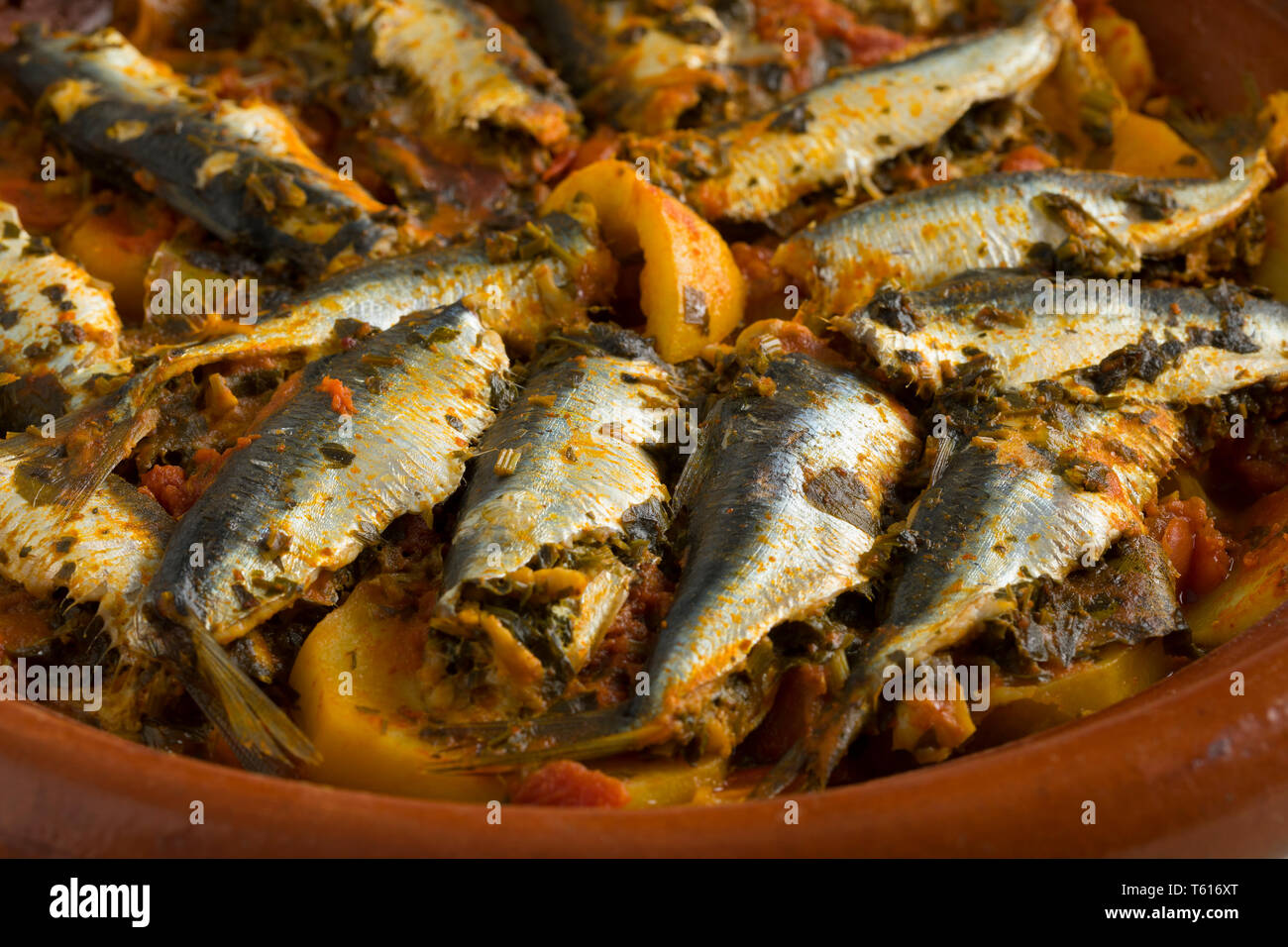 Traditionelle marokkanische Tajine mit Gefüllte Sardinen und Gemüse Nahaufnahme Stockfoto