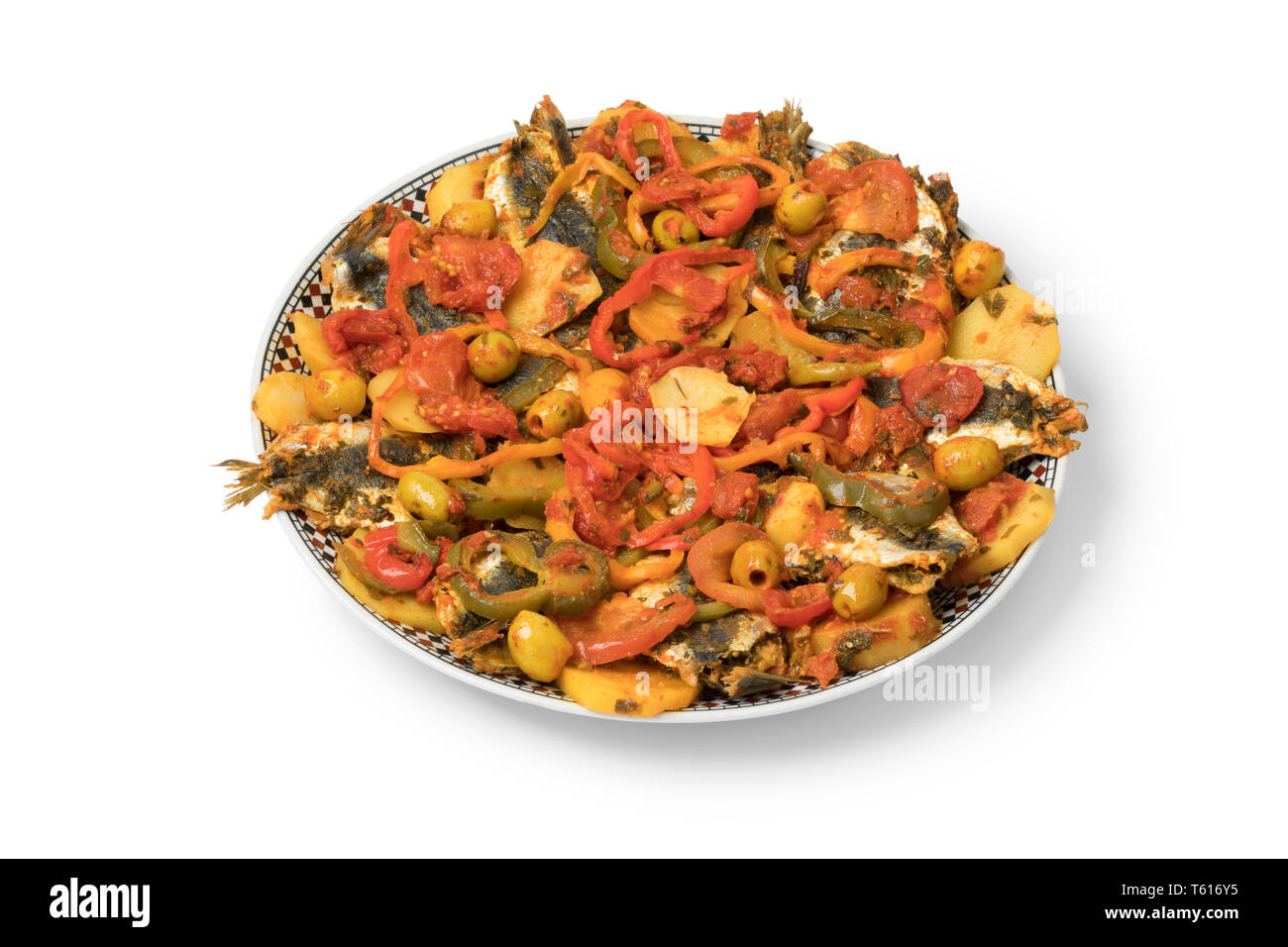 Traditionelle marokkanische Gerichte mit Sardinen und Gemüse auf weißem Hintergrund Stockfoto