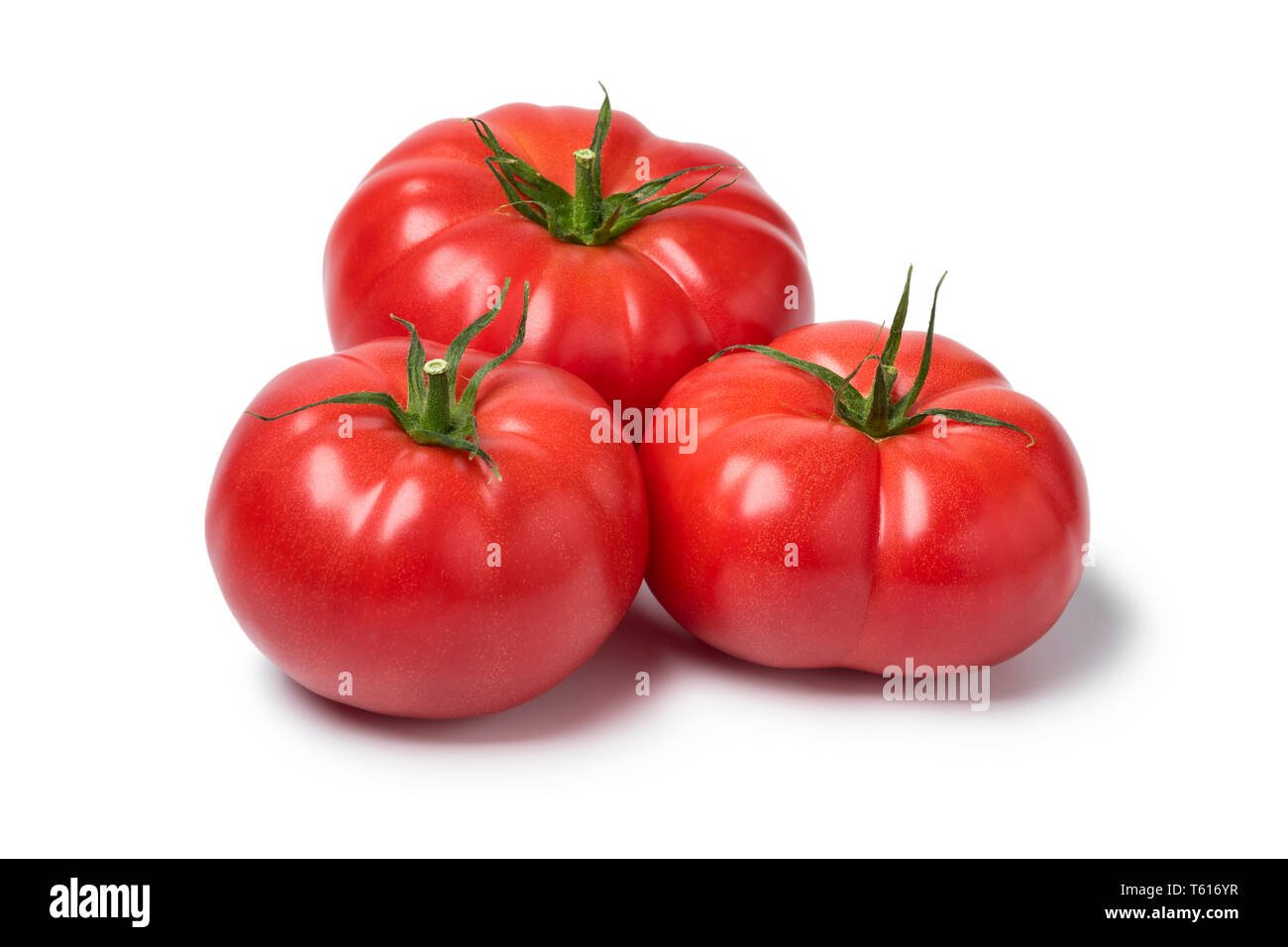 Ganze frische rote Tomaten auf weißem Hintergrund Stockfoto