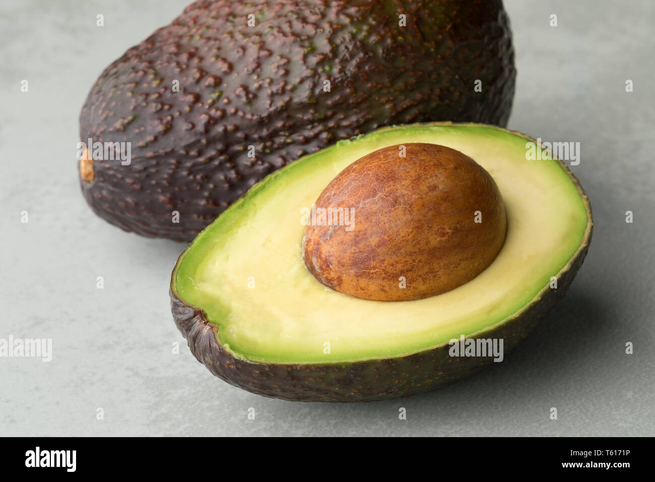 Frische ganze und halbe reife Avocado Obst closeup Stockfoto