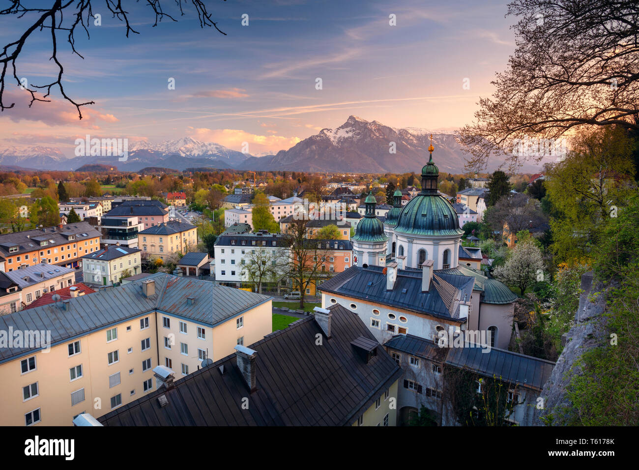 Salzburg, Österreich.Stadtbild des Salzburg, Österreich während des Frühlings Sonnenuntergang. Stockfoto