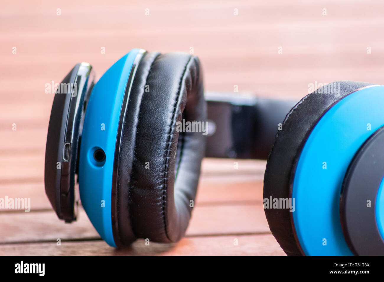 Über kabellose Kopfhörer/In-Ear-Kopfhörer mit Bedienelementen auf der einen Seite und Noise Cancelling für ungestörten Musikgenuss Stockfoto