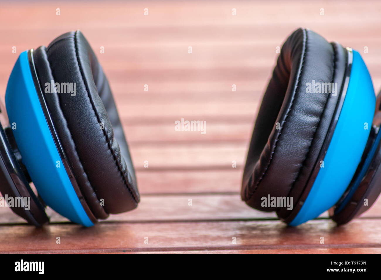 Über kabellose Kopfhörer/In-Ear-Kopfhörer mit Bedienelementen auf der einen Seite und Noise Cancelling für ungestörten Musikgenuss Stockfoto