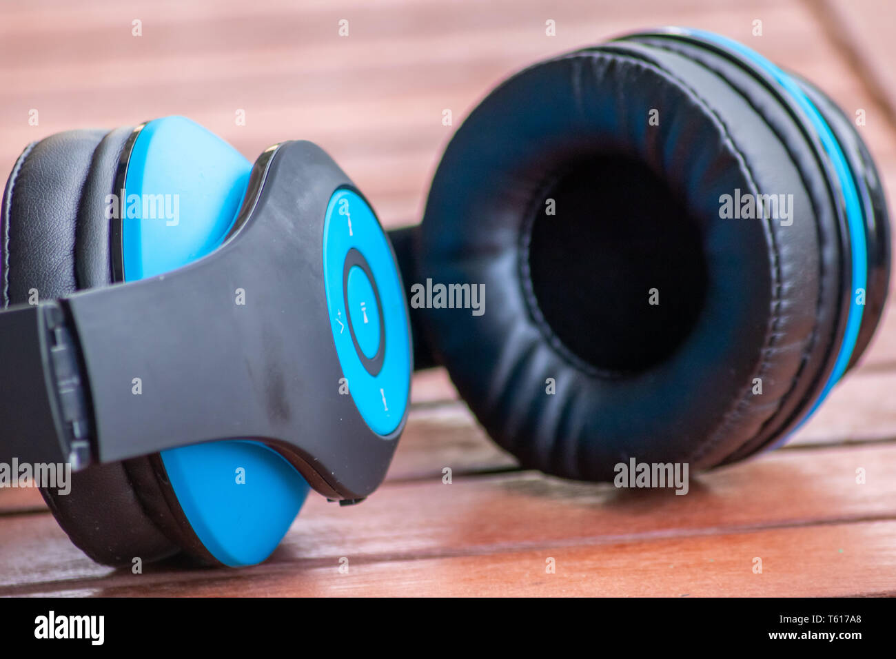 Über kabellose Kopfhörer/In-Ear-Kopfhörer mit Bedienelementen auf der einen Seite und Noise Cancelling für ungestörten Musikgenuss Stockfoto