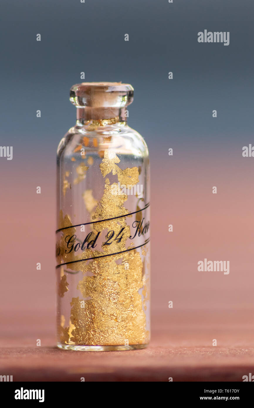 24 Karat Gold in einer winzigen Flasche zum Vergolden oder Vergolden oder als wertvolles Geschenk für geliebte Menschen einen goldenen Schatz, der es wert ist, in meinem zu graben Stockfoto