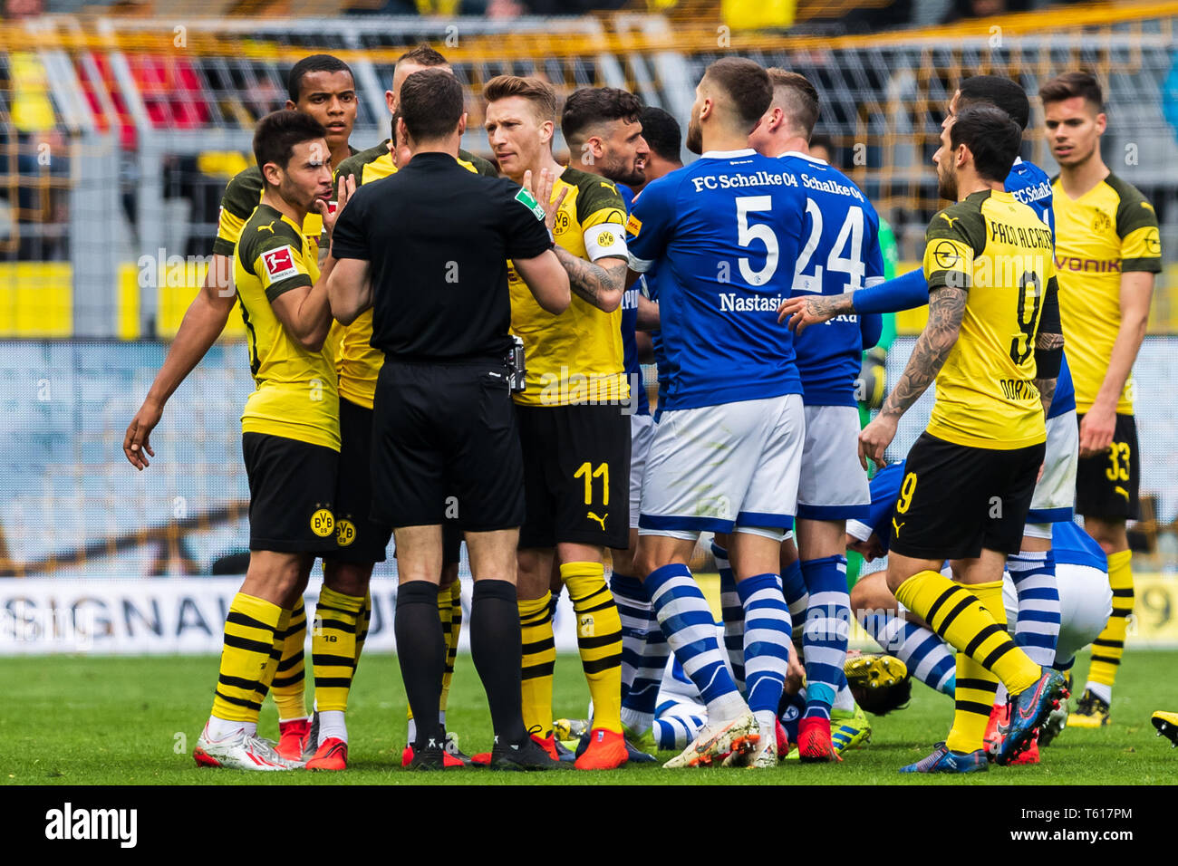 27. april 2019 Dortmund Fußball Deutsche Bundesliga Borussia Dortmund gegen  Schalke 04 L-R Scheidsrechter Daniel Siebert (Berlin) und Marco Reus von  Borussia Dortmund Stockfotografie - Alamy