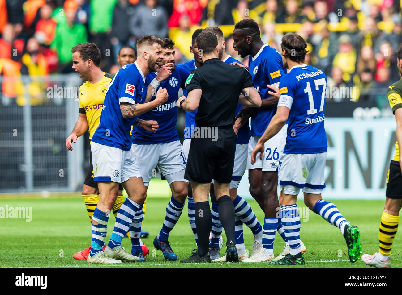 27. april 2019 Dortmund Fußball Deutsche Bundesliga Borussia Dortmund gegen Schalke 04 L-R Spieler von Schalke 04 mit Scheidsrechter Daniel Siebert (Berlin) Stockfoto